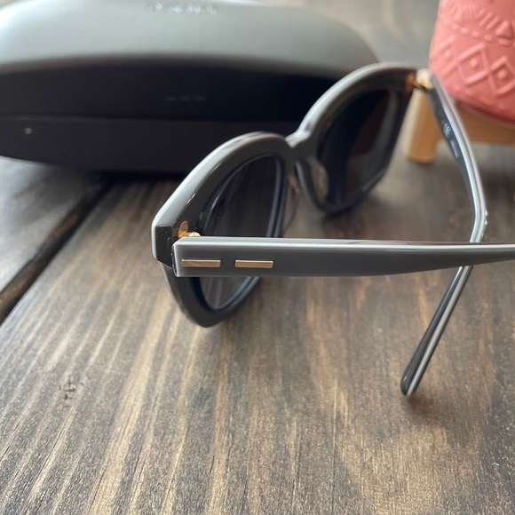 DKNY Sunglasses with Hard Case - Picture 3 of 6